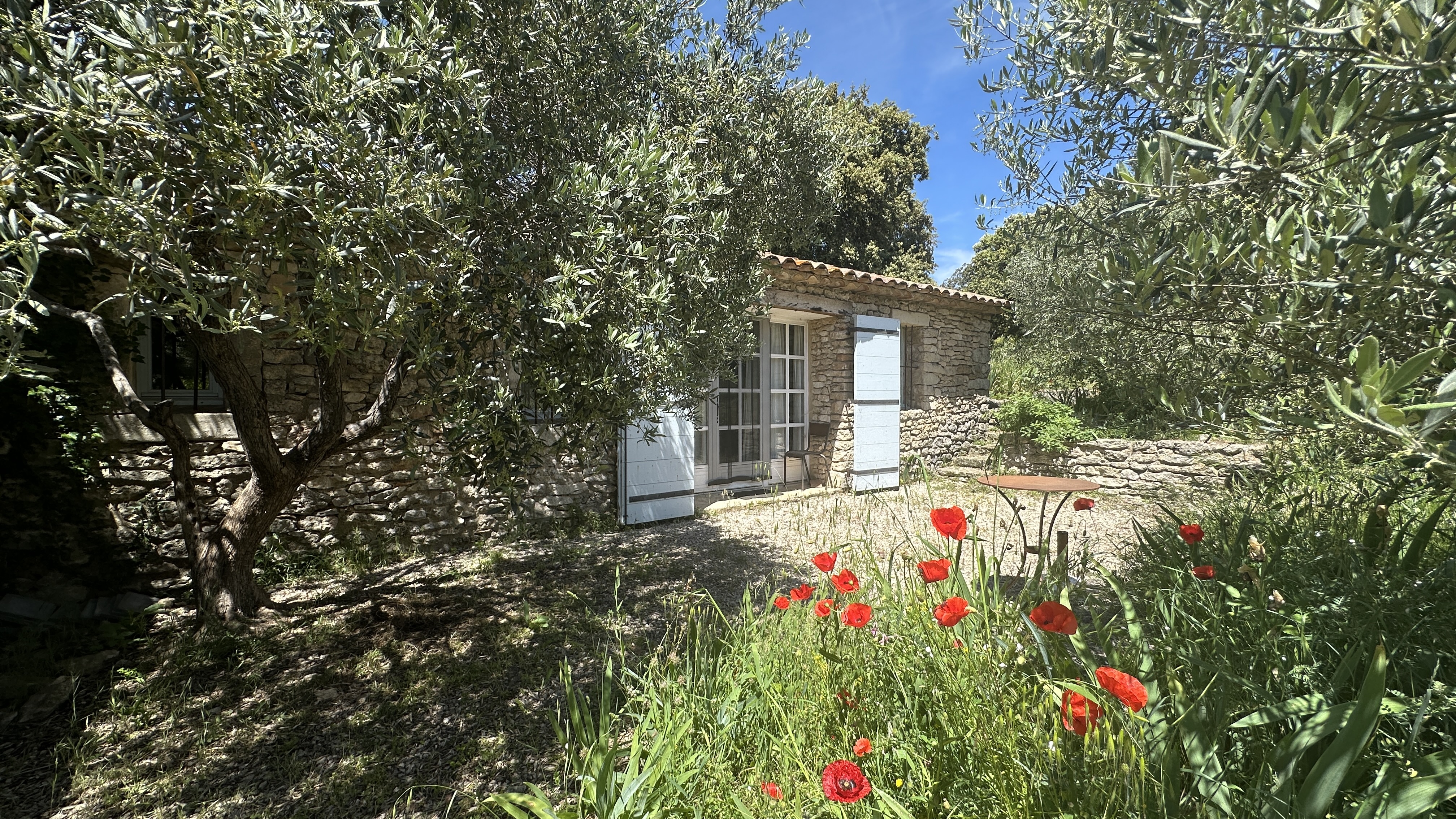 Exceptionnelle propriété authentique en pierres à Buoux
