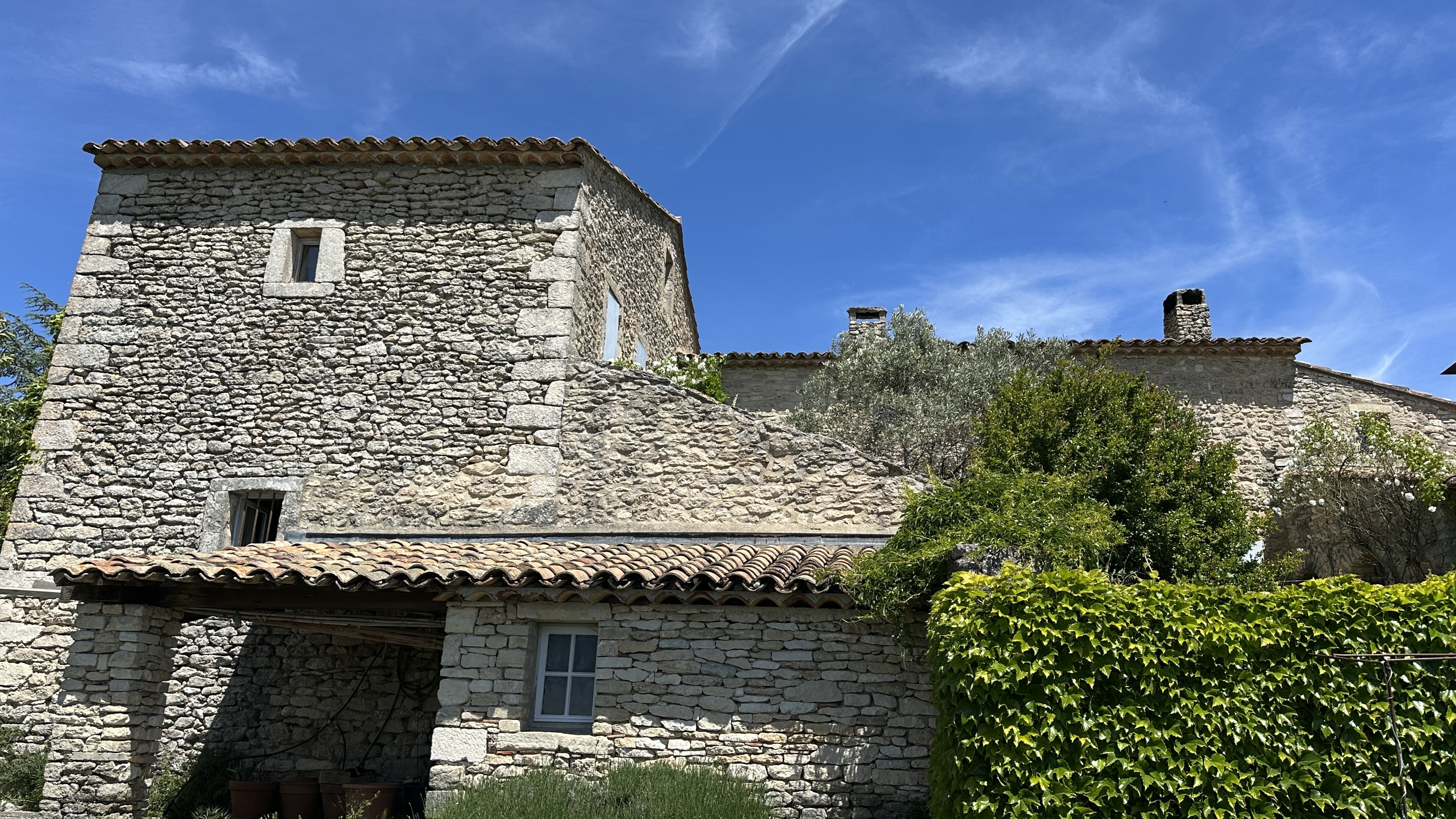 Exceptionnelle propriété authentique en pierres à Buoux