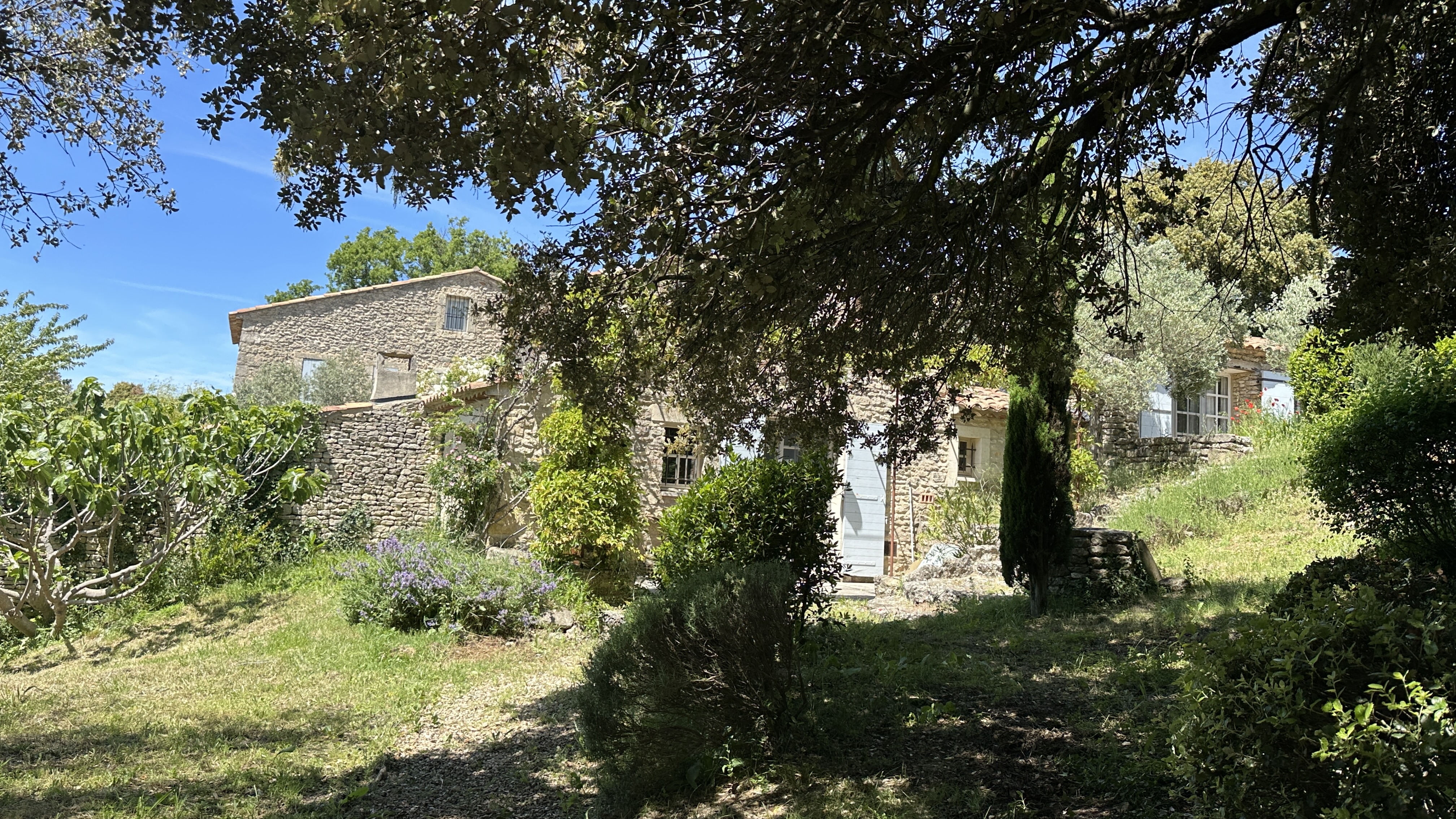Exceptionnelle propriété authentique en pierres à Buoux