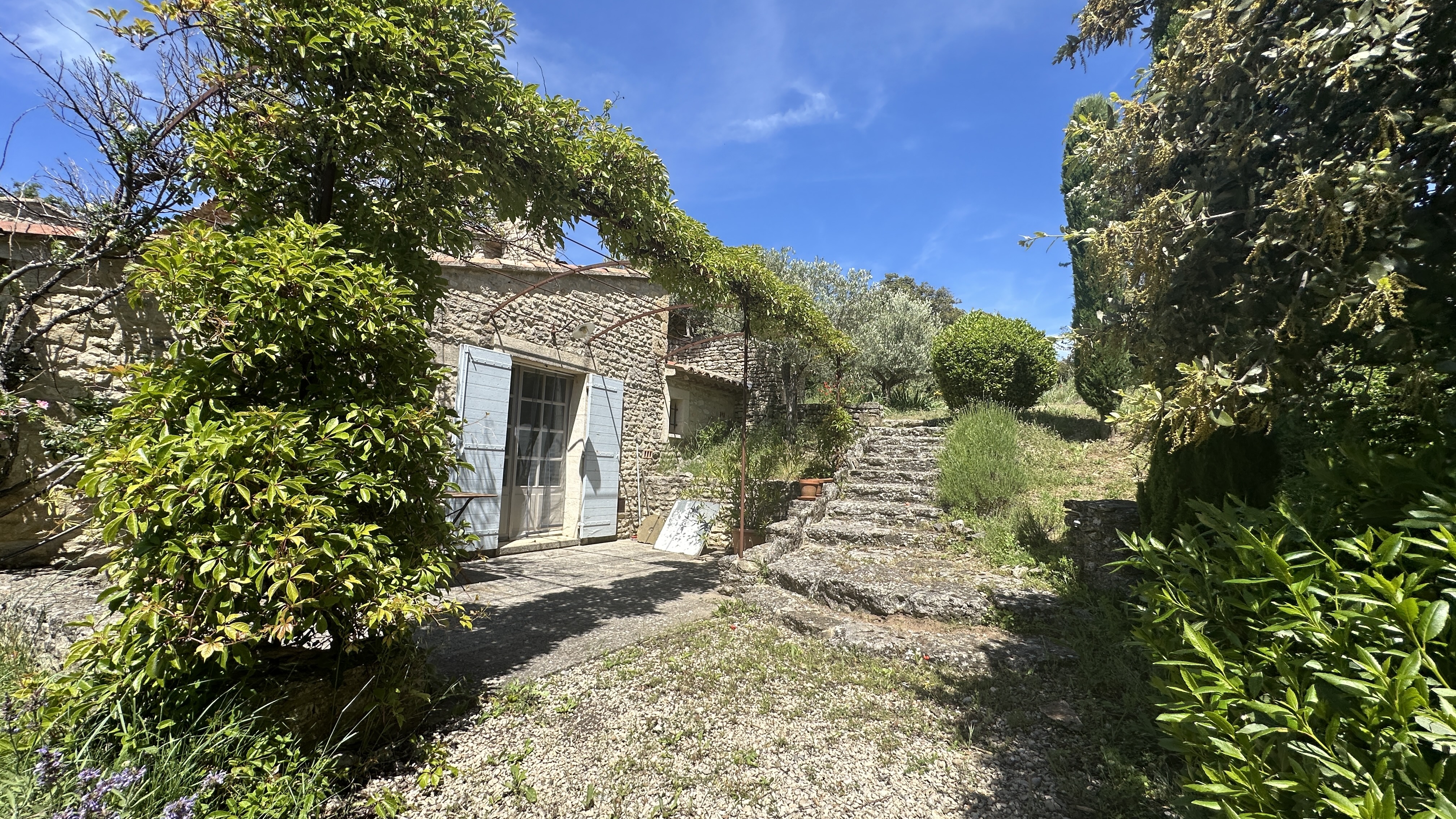 Exceptionnelle propriété authentique en pierres à Buoux