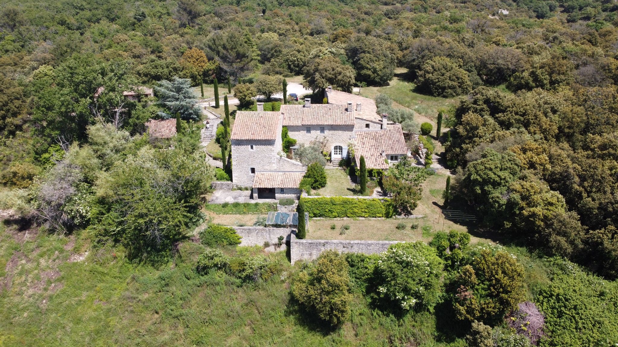Exceptionnelle propriété authentique en pierres à Buoux