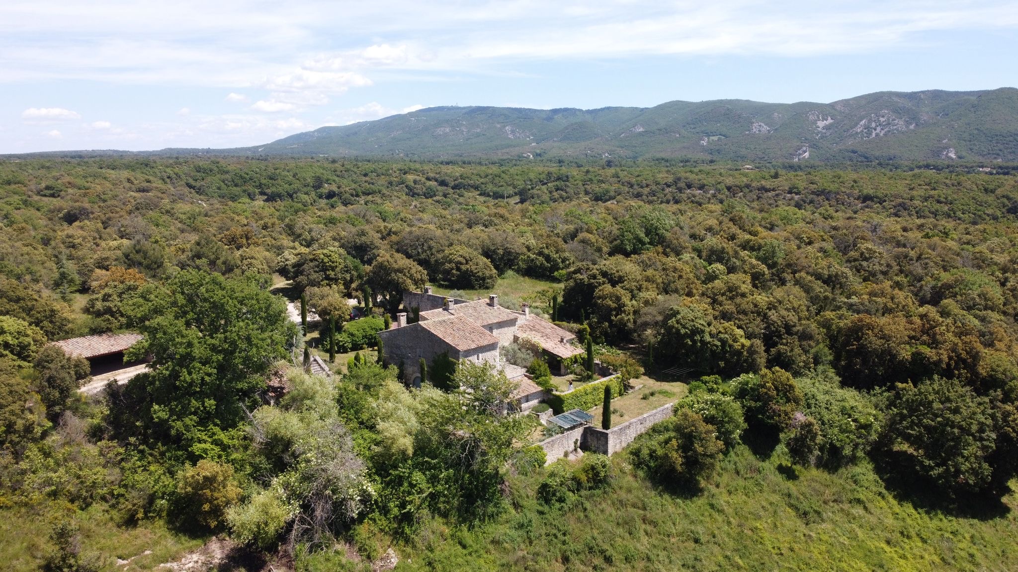 Exceptionnelle propriété authentique en pierres à Buoux