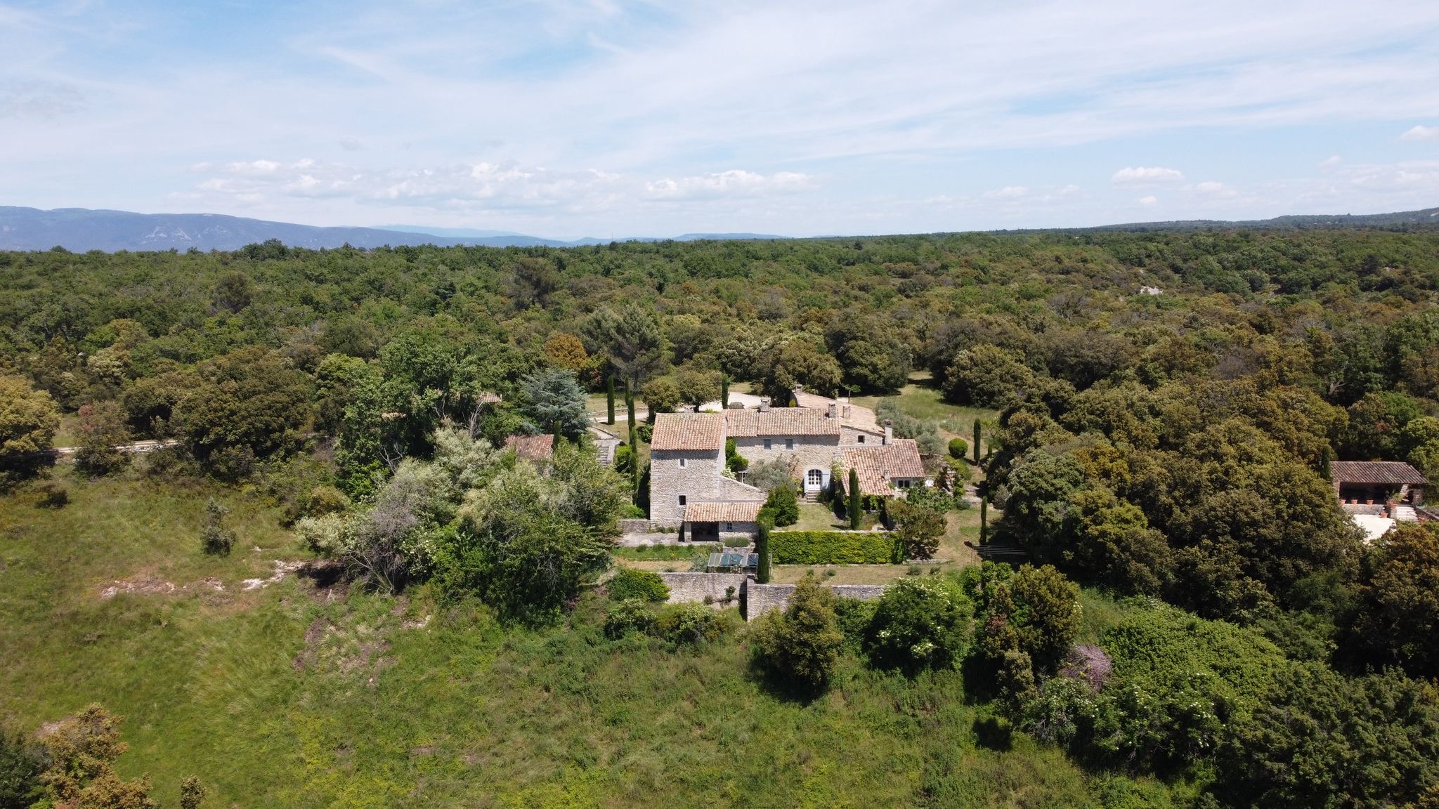 Exceptionnelle propriété authentique en pierres à Buoux
