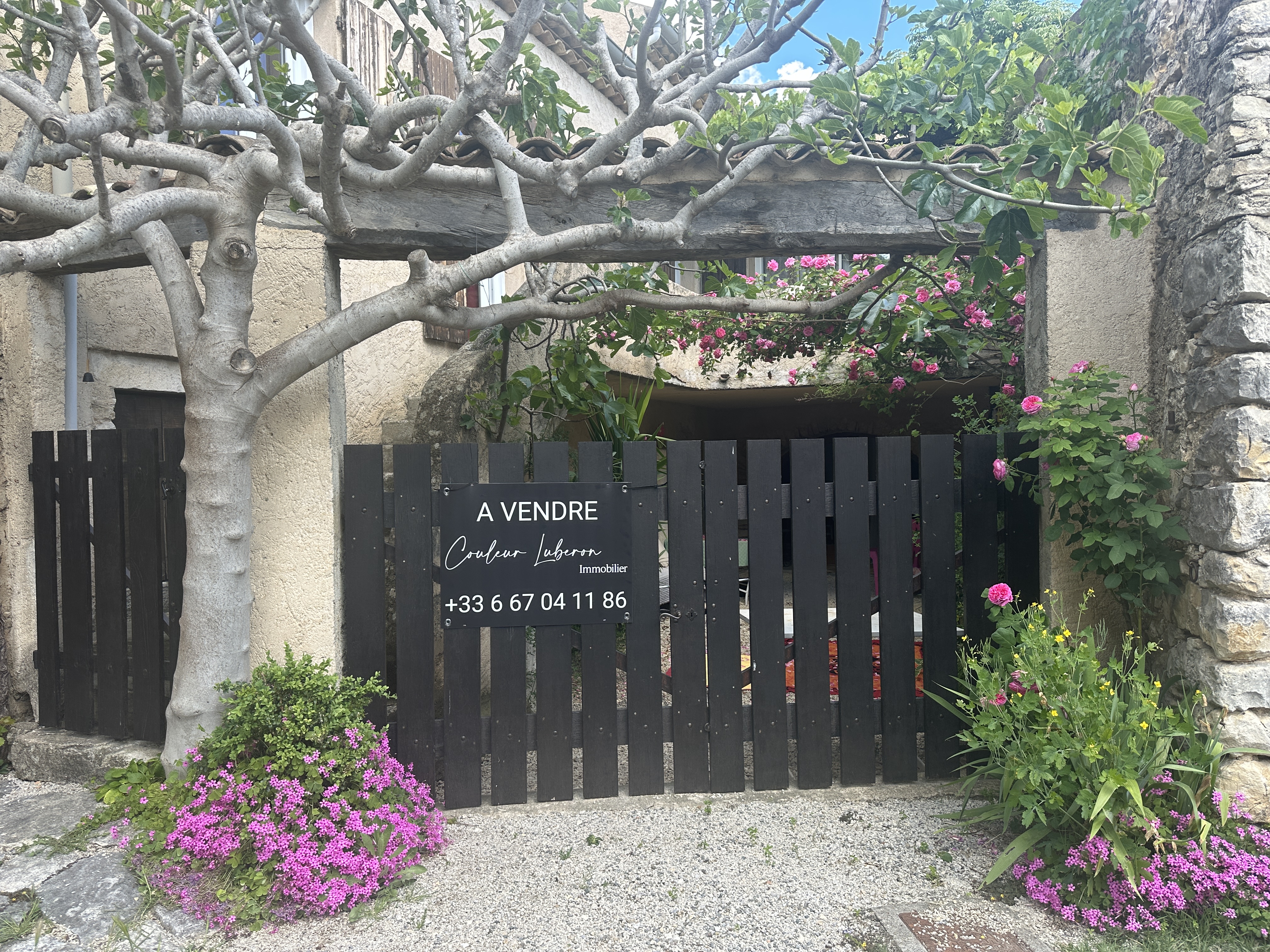 Maison de village avec terrasse et cour aménagée à Montsalier