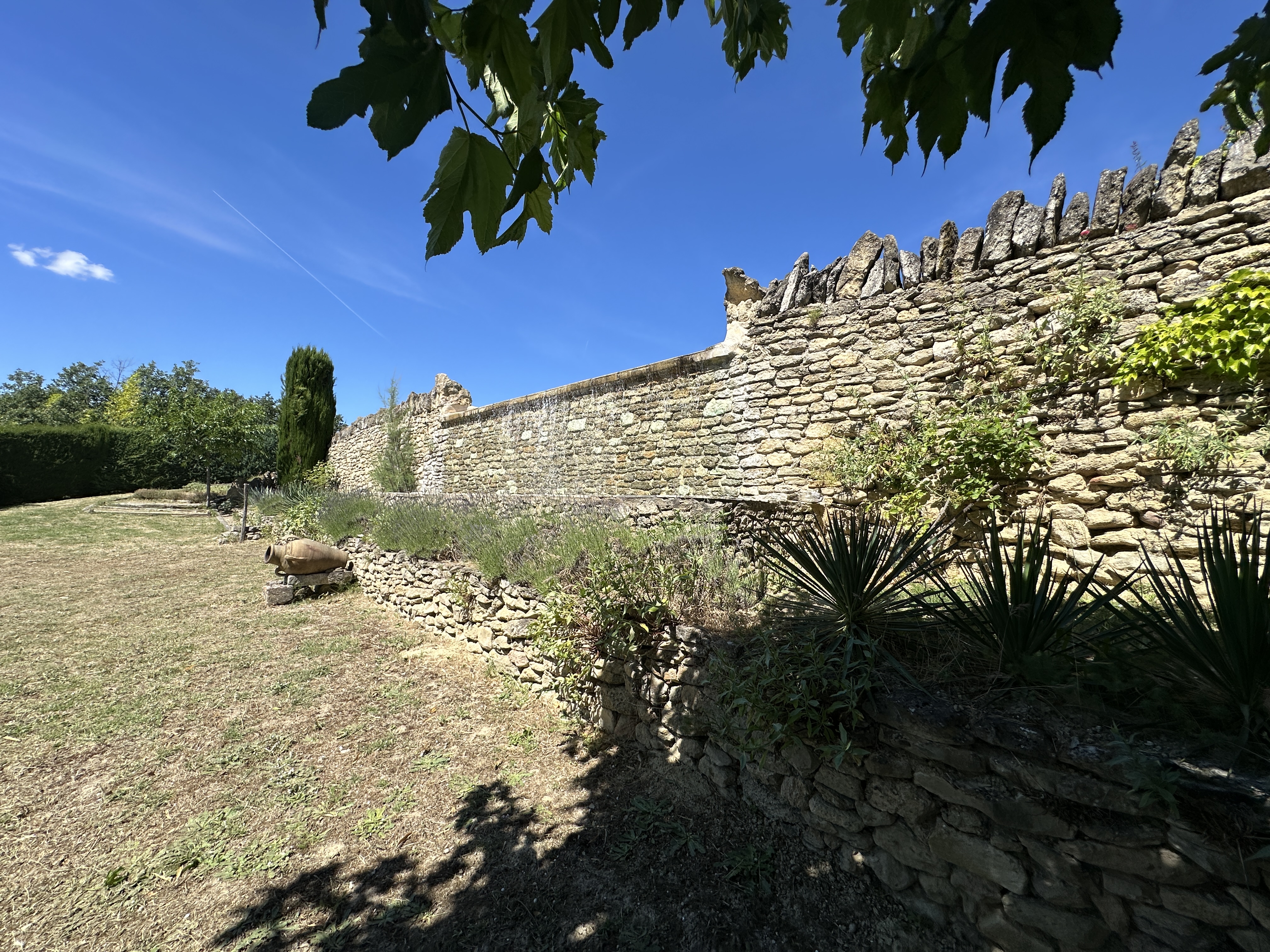 PROPRIETE en PIERRE datant du XVIII à OPPEDE