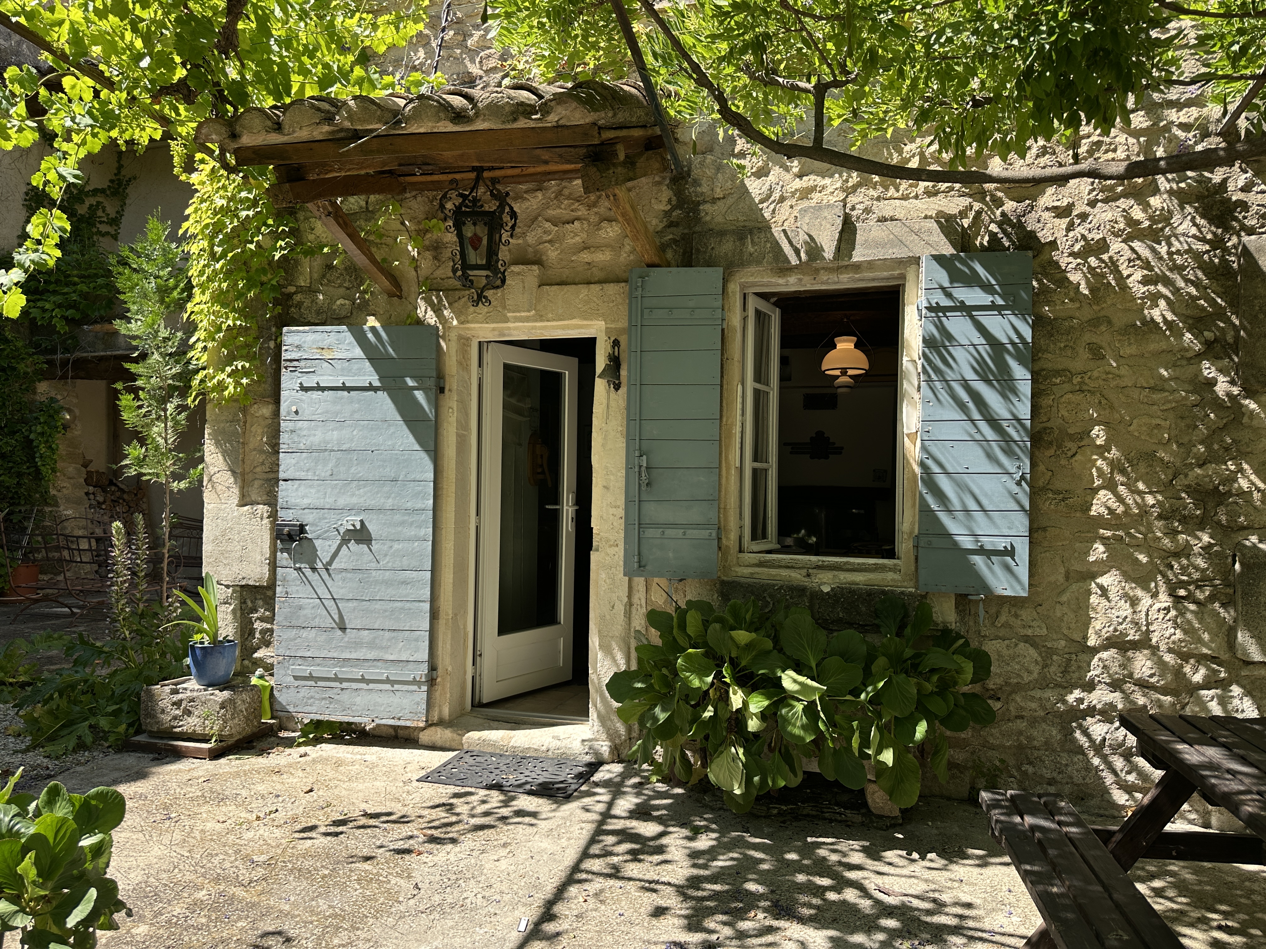 PROPRIETE en PIERRE datant du XVIII à OPPEDE