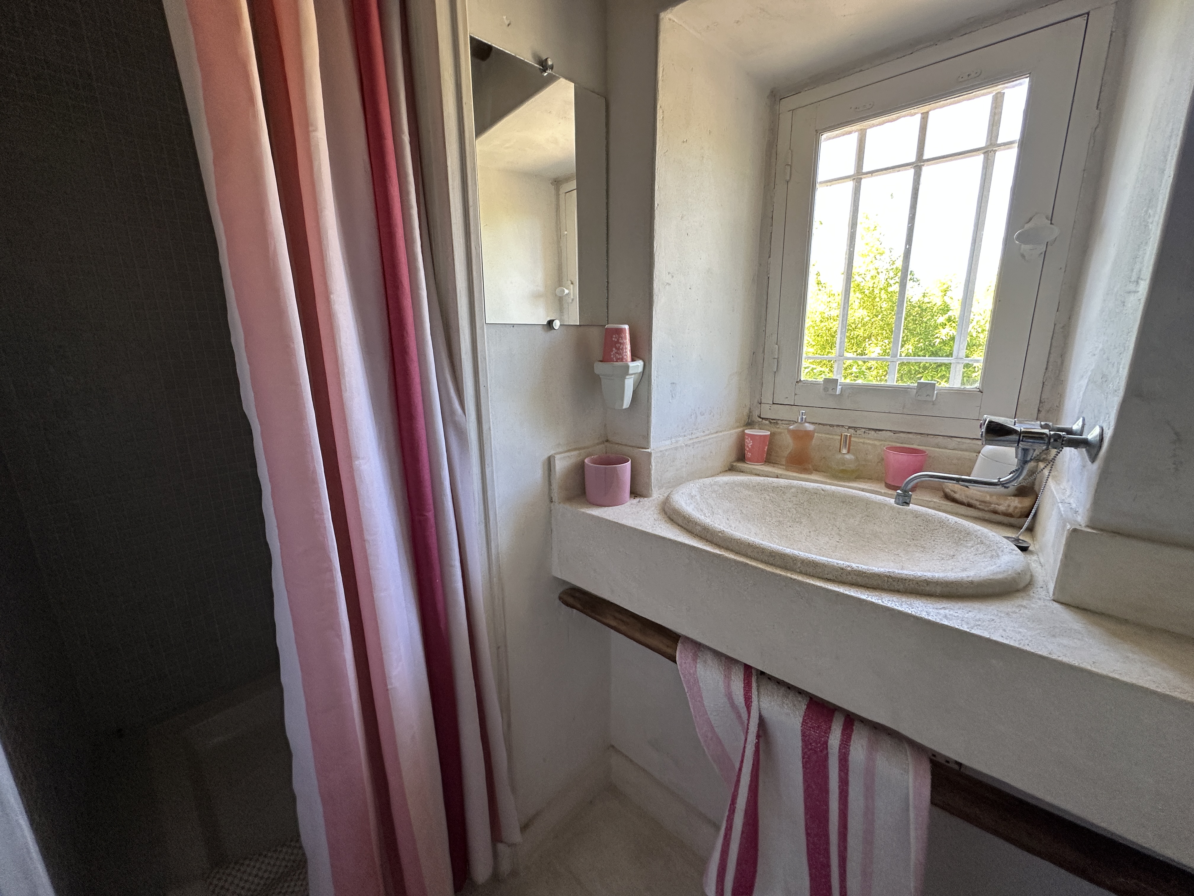 PROPRIETE en PIERRE datant du XVIII à OPPEDE
