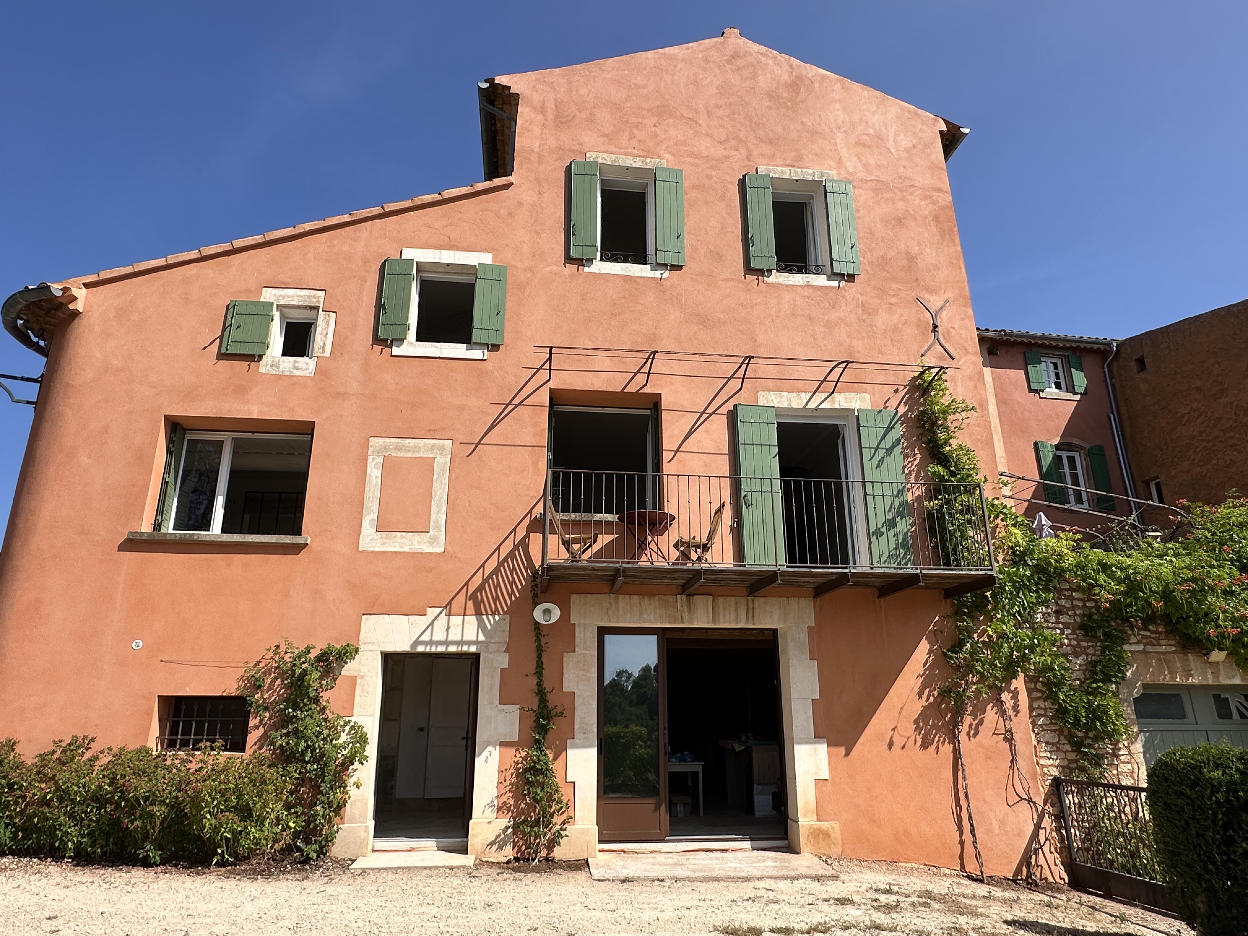 Propriété de village rénovée au coeur  de Roussillon