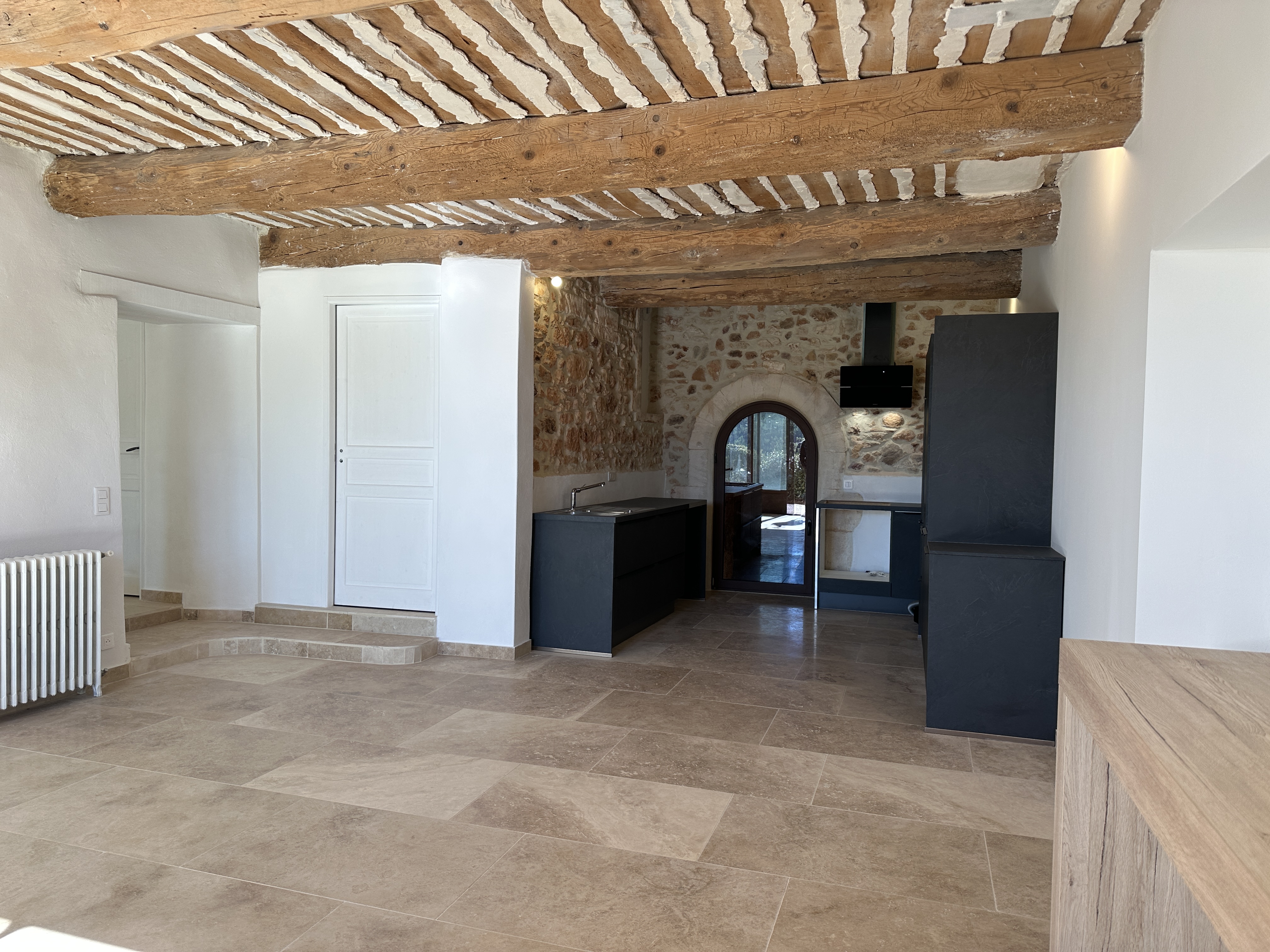 Propriété de village rénovée au coeur  de Roussillon