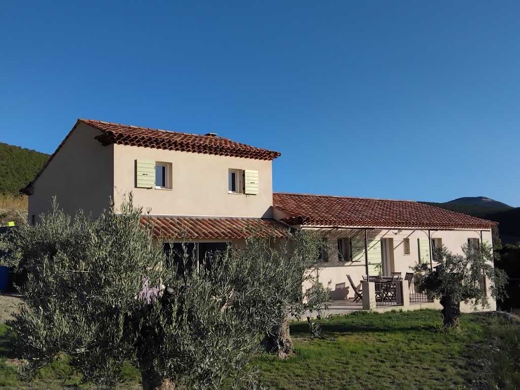 Maison contemporaine avec terrain à Montsalier